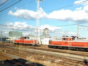 吹田総合車両所京都支所に貨物のEF65 / DD51が停車している写真