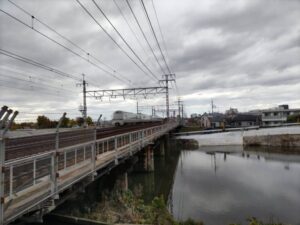 芥川の鉄橋を近くから見た写真