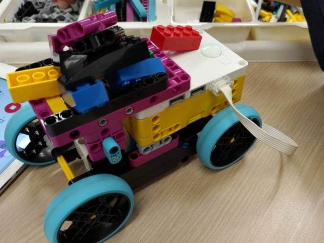 プログラボで作った車のロボットの写真