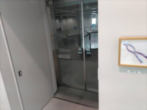 ３階にある実験室の入り口を映した写真