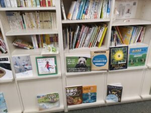 図書室に子どもから大人まで読める本がたくさん置いてある写真
