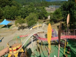 萩谷総合公園のわんぱく公園にある一番高い遊具から下の景色をみた写真