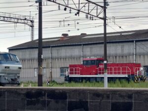 入れ替え用のディーゼル機関車(HD300)とEF66-100が停車している写真