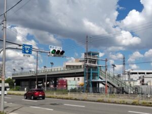 百済ターミナル駅の貨物を見るための歩道橋の写真