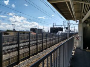 上牧駅から大阪方面に向かう新幹線のぞみが通過し終わった写真