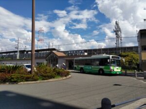阪急上牧駅のロータリーに高槻市バスが停車している写真