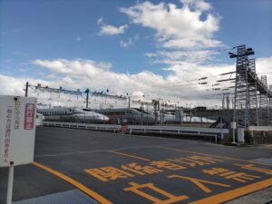 鳥飼車両基地に新幹線が並んでいる写真