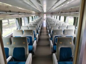 ０系新幹線の車内に座席が並んでいる写真