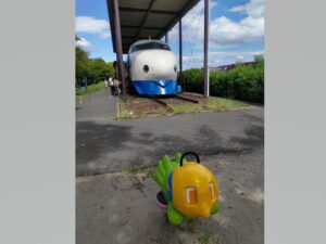 0系新幹線の前に摂津市マスコットキャラクターのセッピィの遊具がある写真