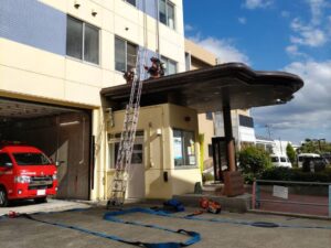 摂津市役所の隣の消防署で消防士さんが訓練をしている写真