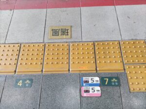 新大阪の１０番線に瑞風の停車位置がホーム足元に貼られている写真