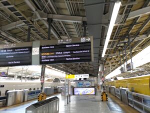 新大阪駅の２４番ホームの掲示板の写真