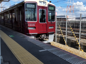 上牧駅で撮影した阪急電車の準急を前方から撮った写真