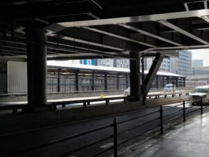 新大阪駅の６番出口から見える御堂筋線の駅と車両の写真