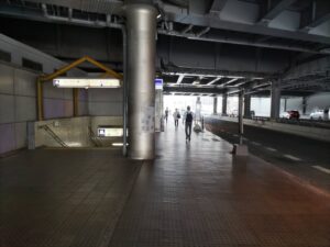 新大阪駅の６番出口の外観の写真