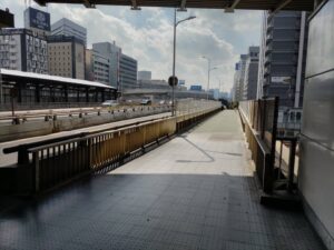 宮原総合運転所が一望できる歩道橋の写真