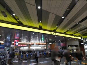 新大阪駅東出口改札を駅構内から撮影した写真