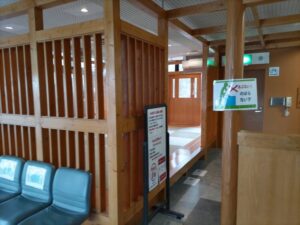 番田温水プール１階にある休憩室の入り口の写真