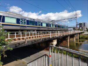 芥川の鉄橋から普通電車が走行している写真
