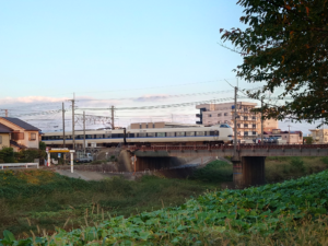 長岡京駅近くの鉄橋を走るサンダーバードの写真