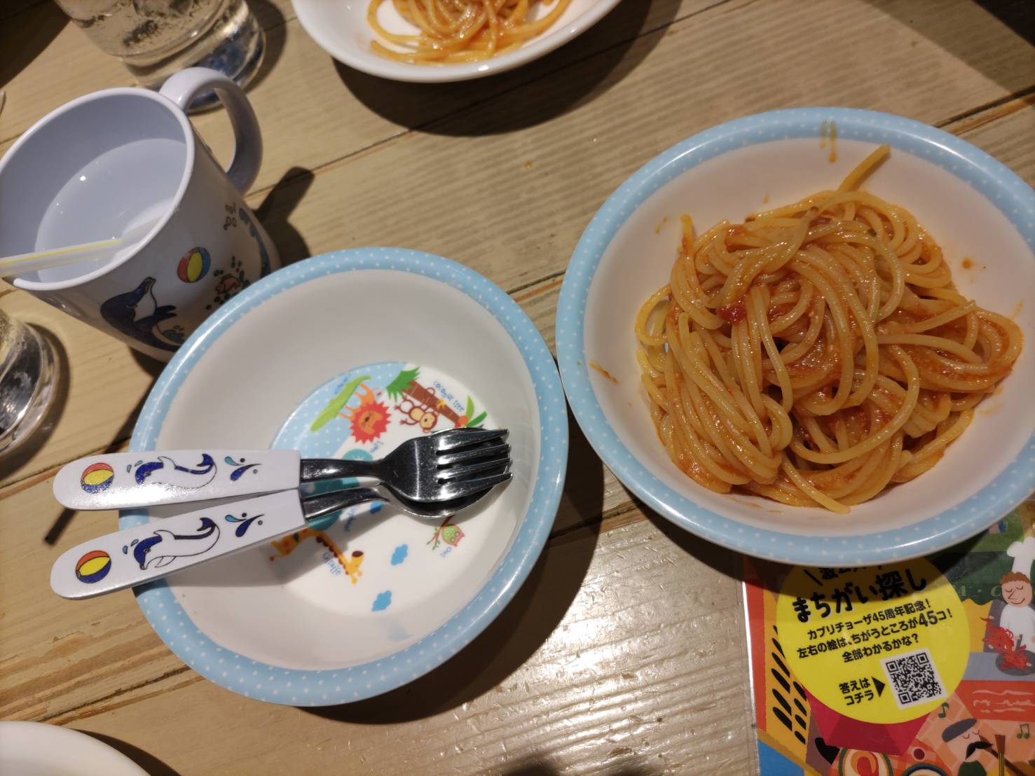 カプリチョーザで用意される子ども用のコップと小皿とフォーク・スプーンの写真