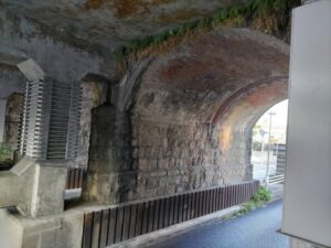 高架のレンガで作られたトンネルの写真