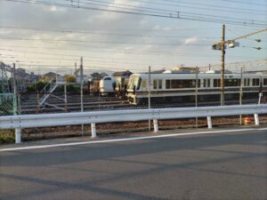 吹田総合車両所　京都支所で列車の後方車両が並んでいる写真