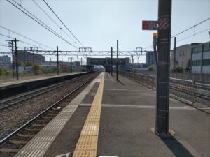 向日町駅ホームから見た大阪方面の駅の写真