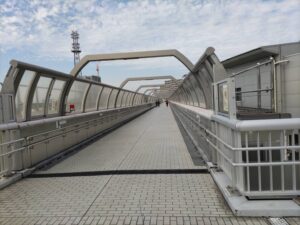 ささしま米野歩道橋の歩道の写真