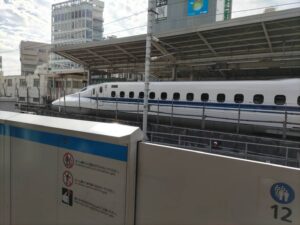 あおなみ線の名古屋駅の隣に停車している新幹線の写真