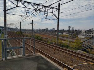 ささしまライブ駅から見える南西方向の線路の景色の写真