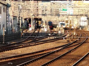 線路に近鉄のひのとり２両とアーバンライナーが１両停車している写真