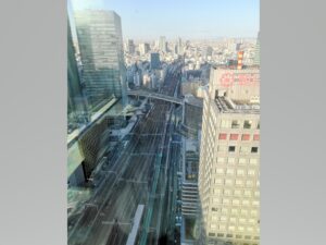 ホテルメトロポリタン丸の内から見える線路と新幹線の写真