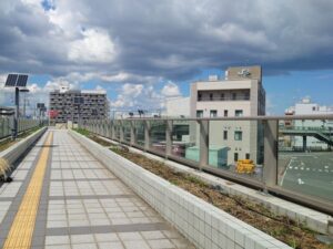 百済貨物ターミナル駅にある歩道橋を上った写真