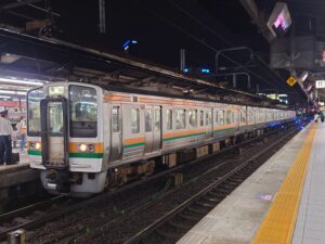 名古屋駅にて２１１系が停車している写真