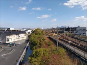 北長瀬駅から岡山駅方面を見た線路の写真