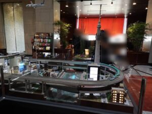 ホテルメトロポリタン丸の内のロビーにある鉄道模型の写真