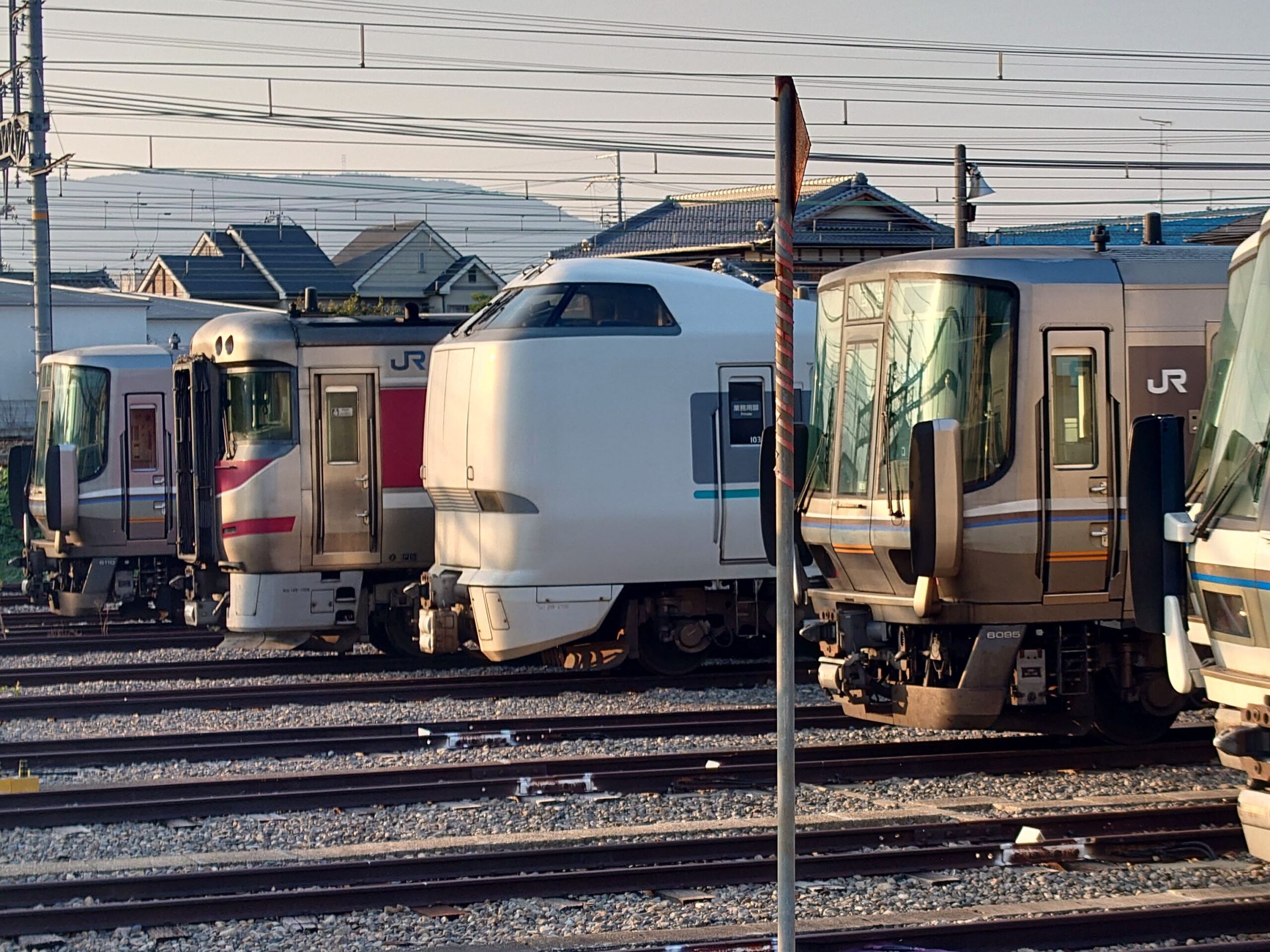 吹田総合車両所　京都支所で列車の後方車両が並んでいる写真