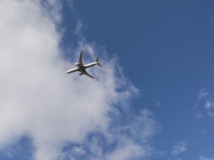宮原総合運転所から見えた飛行機の写真