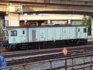 東鉄の保線車両が東京駅に停車している写真