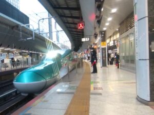 東京駅の新幹線ホームを出発するはやぶさの写真