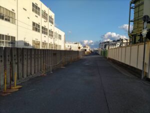 左側に和田岬線の線路が、右側が川崎車両株式会社の工場がある写真