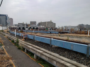 大阪メトロの電車が並んでいる写真