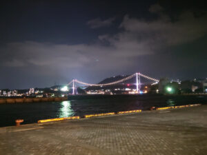 門司港駅周辺から見える関門橋の写真