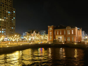 門司港周辺のライトアップされている写真