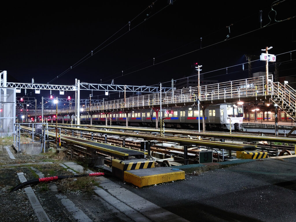 門司港運転区に列車が停車している写真