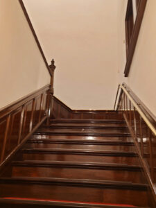 門司駅の2階にある旧貴賓室へつながる階段の写真