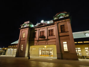 夜の門司港駅の外観の写真