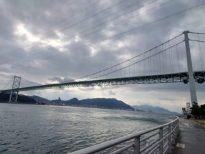 下関側から見た関門橋の写真