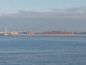 名門大洋フェリーから見える万博会場の工事現場の写真